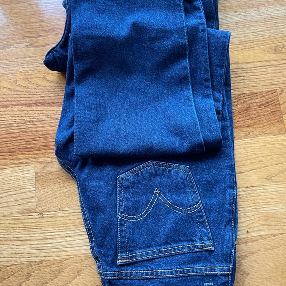 4 pairs of women’s Levi dark denim jeans. - Picture 2 of 2